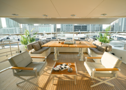 Dubai: Ultimate 5 Stars Super Luxury Yacht Experience