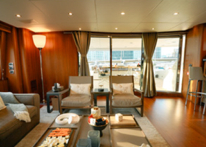 Dubai: Ultimate 5 Stars Super Luxury Yacht Experience